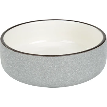 Un bol de nourriture pour animaux brillant et gris avec un intérieur lisse et blanc et un bord foncé, conçu pour nourrir les animaux.