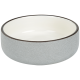 Un bol de nourriture pour animaux brillant et gris avec un intérieur lisse et blanc et un bord foncé, conçu pour nourrir les animaux.