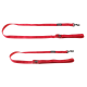 Rote Hundeleine mit verstellbarer Länge und einem Clip zum Befestigen an einem Halsband, mit dem Wort "DOG" entlang des Riemens geprägt.