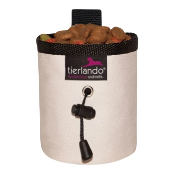 Weißer Haustierfutterbehälter mit Trockenfutter, schwarzem Kordelzug und Tierlando-Logo mit der Aufschrift "Hundebetten und mehr..."