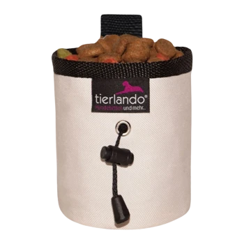 Weißer Haustierfutterbehälter mit Trockenfutter, schwarzem Kordelzug und Tierlando-Logo mit der Aufschrift "Hundebetten und mehr..."