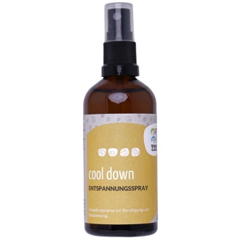 Braune Glas-Sprühflasche mit dem Etikett "cool down Entspannungs spray" auf gelbem Hintergrund, entworfen zur Beruhigung von Haustieren.