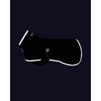 Schwarze Hundejacke mit reflektierenden Akzenten und verstellbarem Riemen, auf einem dunklen Hintergrund präsentiert.