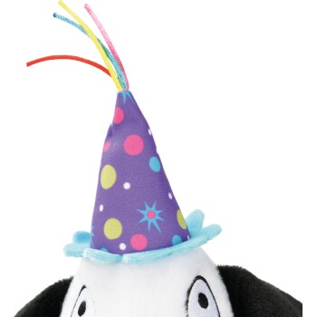 Nahaufnahme eines plüschigen Hundespiels mit einem bunten Partykäppchen mit Punkten, mit hellen Bändern oben.