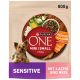 Purina ONE Mini/Small Sensitive Hundefutter, 800g-Packung mit Lachs und Reis, mit einer bunten Auswahl an Zutaten.
