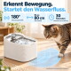 Weißer rechteckiger Haustier-Wasserbrunnen mit horizontalen Rillen und einer Edelstahldüse oben.