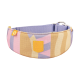 Gepolstertes Hundehalsband mit pastellfarbenen Streifen, gelbem "WOOLLY WOLF"-Logo-Patch, kleinem Anhänger und Metall-D-Ring