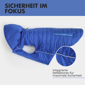 Ein Französischer Bulldogge in einer blauen Daunenjacke mit Kapuze und Reißverschlusstasche. Text: "Praktischer Stauraum" und "Tasche mit Reißverschlüssen."