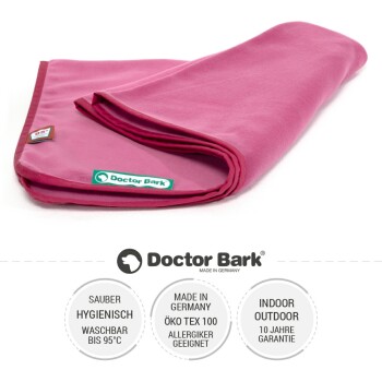 Eine gefaltete rosa Haustierdecke mit der Aufschrift "Doctor Bark", hygienisch, waschbar bis 95°C, Öko-Tex 100 zertifiziert und allergikerfreundlich.