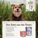 Ein glücklicher Hund sitzt auf einem Feld neben einer Verpackung von Betty's Landhausküche Haustierfutter, das hochwertige Zutaten und deutschen Ursprung zeigt.