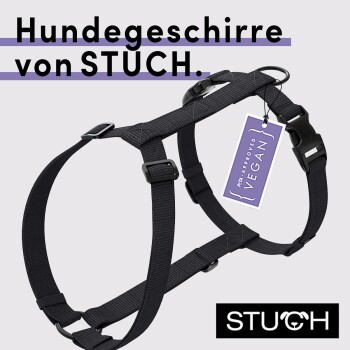 Schwarzes Hundegeschirr von STUCH, mit einem "PETA Approved Vegan"-Tag und dem STUCH-Logo am unteren Ende.