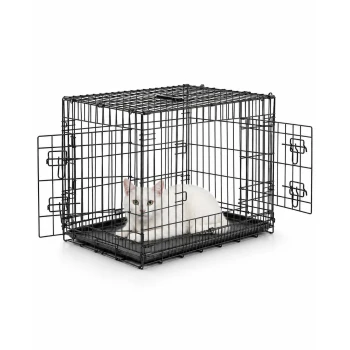 Langhaarige weiße Katze liegt in einem schwarzen Metall-Drahtkäfig auf dem schwarzen Kunststoffboden; Vorder- und Seitentüren geöffnet.