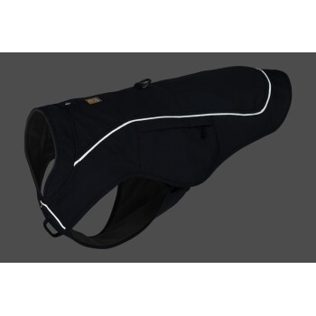 Eine schwarze Hundejacke mit reflektierenden Akzenten, mit einer Tasche und einem Clip zur Sicherung von Gegenständen, vor einem grauen Hintergrund präsentiert.