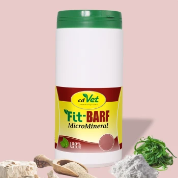 Behälter mit cdVet Fit-BARF MicroMineral Tiernahrungsergänzung, beschriftet mit 100% natürlich, mit einem Holzlöffel und verschiedenen Pulvern daneben.