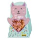 Un emballage en forme de chat pour des friandises pour animaux de compagnie avec le texte "Just for YOU" et un design de confettis colorés, contenant des collations en forme de cœur à l'intérieur.