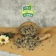 LYRA NATURE POWER-Logo über verschüttetem gemischtem Vogelfutter in einer Kokosschale mit Holzlöffel auf Jute, dekorative Blume.