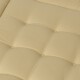 Nahaufnahme eines weichen, beigen Haustierbettes mit gepolstertem Design und sichtbaren Nähdetails.