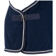 Navyblaue Fleece-Pferde-Decke mit weißem Rand, mit einem sicheren Schnallenverschluss und einem Etikett, das "EQUIMATE" liest.