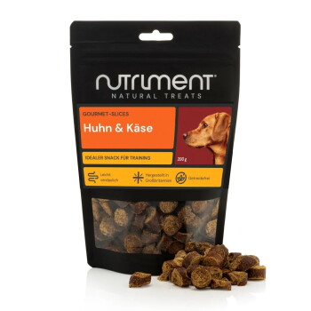Schwarze Nutriment Natural Treats-Tüte mit Aufschrift 'Huhn & Käse' 200 g und Hundefoto; runde Gourmet-Scheiben vorne verstreut.