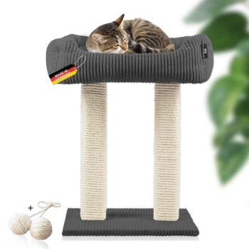 ® moderner Kratzbaum, Kratzsäulen aus Vollholz, Katzenbett mit Wendekissen Ein gemütliches graues Katzenbett auf einem Kratzbaum mit zwei sisalumwickelten Säulen, mit einem 'Made in Germany'-Etikett und zwei Spielbällen.