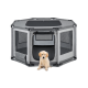 Ein hellgoldener Retriever-Welpe sitzt vor einem grauen achteckigen Haustierspielzaun mit Netzseiten und einem Reißverschluss-Eingang.