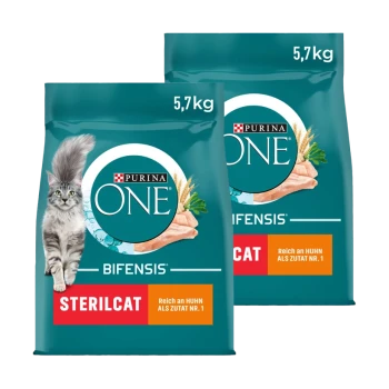 Zwei Taschen Purina ONE Bifensis Katzenfutter, jeweils 5,7 kg, mit einer grauen Katze auf der linken Seite und dem Text "Sterilcat" und "Reich an Huhn als Zutat Nr. 1."