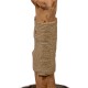 Ein natürlicher Holzkratzbaum, umwickelt mit beigem Sisal-Seil, entworfen für Katzen, mit einem pelzigen Sockel für Stabilität.