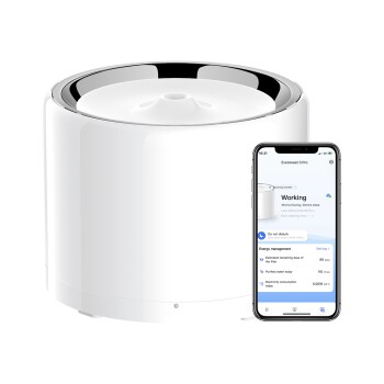 Intelligenter Haustier-Wasserspender mit Edelstahlschale und Smartphone-App, die Filter- und Energiemanagementdetails anzeigt.