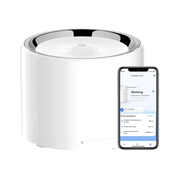 Intelligenter Haustier-Wasserspender mit Edelstahlschale und Smartphone-App, die Filter- und Energiemanagementdetails anzeigt.