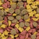 Eine bunte Auswahl an Katzenfutterkibble in verschiedenen Formen, einschließlich Stern- und runden Formen, mit roten, gelben und braunen Farbtönen.