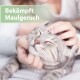 Eine Person streichelt sanft eine entspannte graue getigerte Katze, mit dem Text 'Bekämpft Maulgeruch', der prominent in der oberen linken Ecke angezeigt wird.