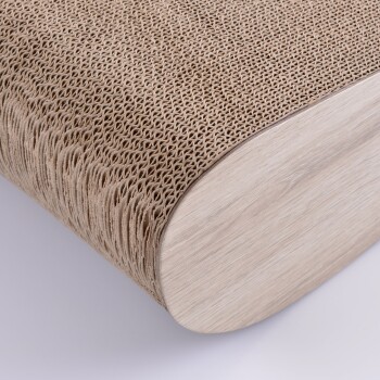 Nahaufnahme eines modernen Katzenkratzbaums mit einer strukturierten, beigen Wellpappenoberfläche und einem glatten, hellen Holzsockel.