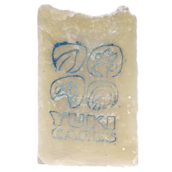 Ein rechteckiges Haustierpflegeprodukt mit einer hellen, strukturierten Oberfläche, das blaue Pfotenabdrücke und den Text "Yuki Cares" am unteren Rand zeigt.