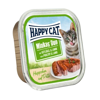 Happy Cat Minkas Duo Katzenfutterverpackung mit einer verspielten getigerten Katze, die sich die Lippen leckt, mit einer Schüssel Pâté und Fleischstücken.
