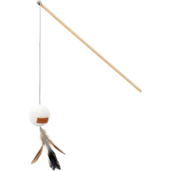 Un jouet pour chat avec une balle blanche en crochet ornée de plumes, suspendue à un bâton en bois par une ficelle grise.