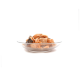 Ein Glasplatte gefüllt mit verschiedenen Stückchen von getrockneten Fischleckerlis für Haustiere, die eine Mischung aus orange und dunkelbraunen Farben zeigt.