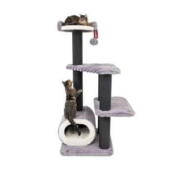 Zwei getigerte Katzen spielen auf einem mehrstöckigen grauen Kratzbaum mit einem gemütlichen Versteck, Kratzpfosten und einem baumelnden Spielzeug.