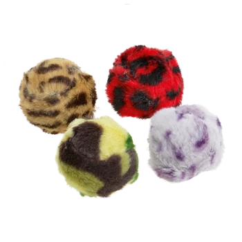 Quatre balles en peluche colorées pour animaux de compagnie avec divers motifs : un imprimé léopard, un rouge avec des taches noires, un camouflage vert et marron, et une balle violette à pois.