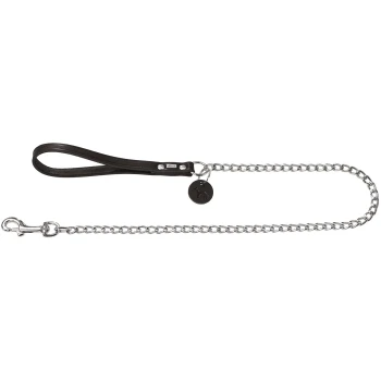 Schwarze Lederhundeleine mit einer silbernen Kette, ausgestattet mit einem runden Anhänger mit einem Hundesilhouette und einem stabilen Clip am Ende.