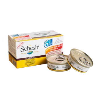 Schesir Katzenfutterpackung mit sechs 50g Dosen Hühnerfilets, mit Etiketten in mehreren Sprachen, die Frische und keine Abfälle betonen.