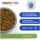 Graue Schüssel mit Trockenfutter mit braunen und grünen Stückchen. Höhepunkte: "Gut für das Mikrobiom", "Hochwertig", "Reich an Huhn", "Senior 7+."