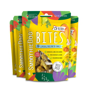 Drei gelbe SmoothieDog 'BITES' gefriergetrocknete Huhn-Snack-Beutel mit der Aufschrift 'Huhn' und 'Freeze Dried'