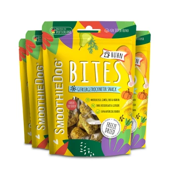 Drei gelbe SmoothieDog 'BITES' gefriergetrocknete Huhn-Snack-Beutel mit der Aufschrift 'Huhn' und 'Freeze Dried'
