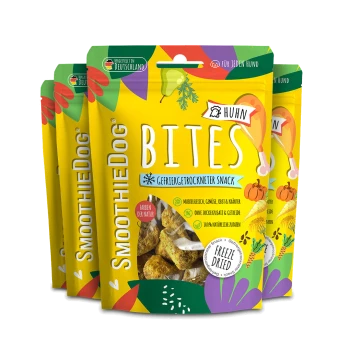 Drei gelbe SmoothieDog 'BITES' gefriergetrocknete Huhn-Snack-Beutel mit der Aufschrift 'Huhn' und 'Freeze Dried'