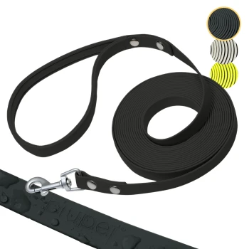 Schwarze Hundeleine, aufgerollt mit einem Metallclip, mit einem strukturierten Griff und wasserabweisendem Design; in mehreren Farben erhältlich.