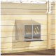 Metall-Wandnistkasten für Vögel mit Lüftungsschlitzen und Strohbett innen vor Holzwand-Hintergrund.