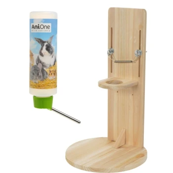 Holz-Haustierfütterungsstation mit einem befestigten Wasserbehälter, mit einem Etikett mit Kaninchen und kleinen Tieren, beschriftet 'AniOne Wild Variety.'