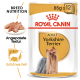 Royal Canin Adult Yorkshire Terrier Hundefutterbeutel, mit einem Yorkshire Terrier mit rotem Schleifchen, der die Rassenernährung und Textur hervorhebt.