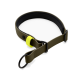 Hellbraun zusammengerollte Hundeleine mit schwarzem Drehkarabiner, pastellgelben und rosa Schlaufen und kleinem schwarzem Logoetikett.