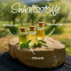 Drei kleine Glasfläschchen mit Korken, gefüllt mit Melissenöl, Olivenöl und Murmeltieröl, auf einem Stein im Freien.